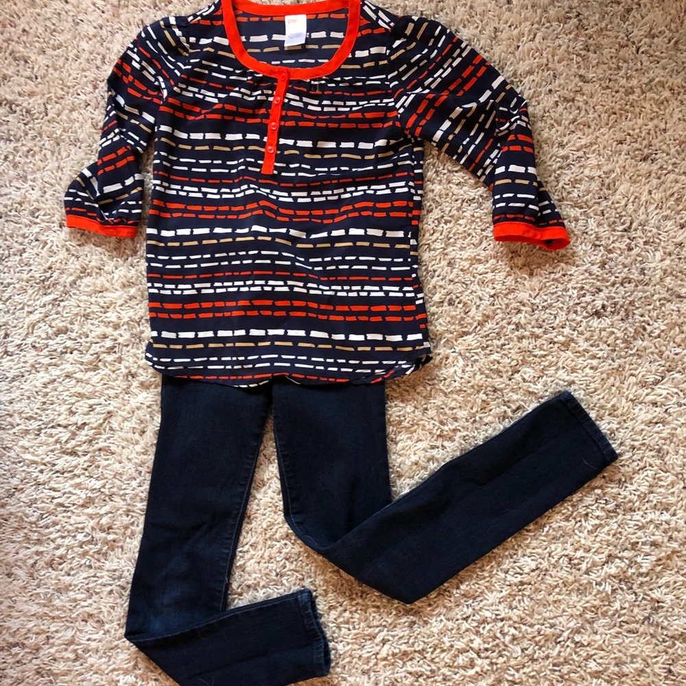 Blue jeans and 3/4 sleeve printed blouse.